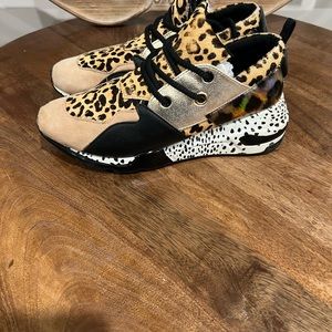 Steve Madden Cliff sneaker tan with animal print size 9